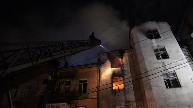 Огненная стихия бушует в Тернополе, из близлежащих домов эвакуировали людей