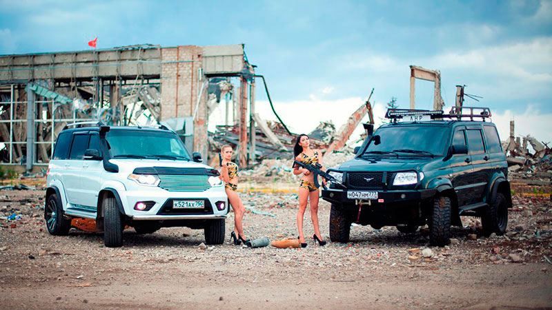 Напівголі сепаратистки влаштували фотосесію на крові українських героїв Напівголі сепаратистки влаштували фотосесію на крові українських героїв