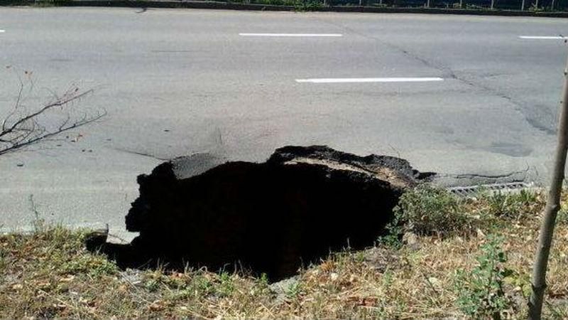 Знаменитую яму в Киеве будут ремонтировать почти месяц Знаменитую яму в Киеве будут ремонтировать почти месяц