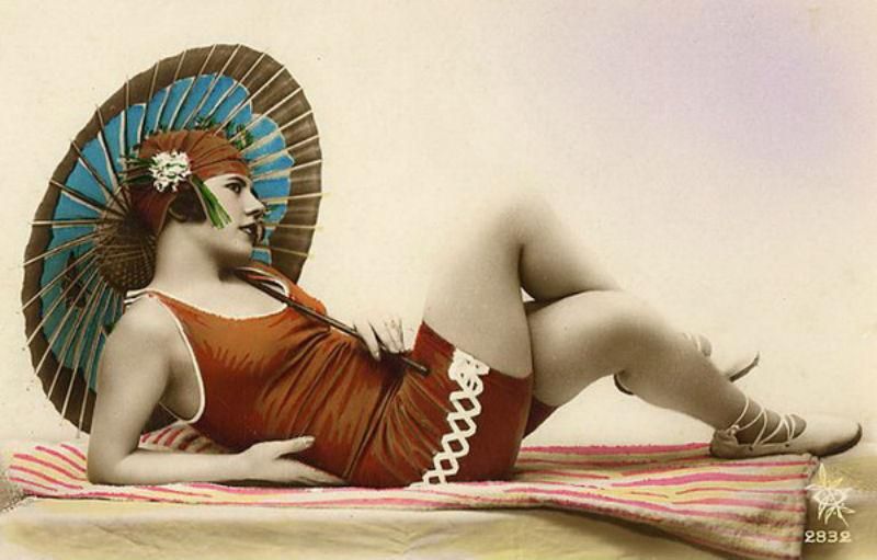 Еволюція жіночого купальника з кінця XIX століття Еволюція жіночого купальника з кінця XIX століття