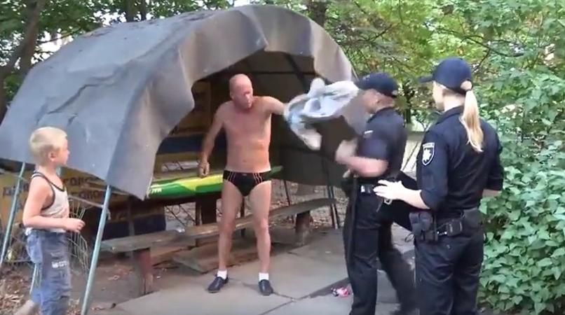П'яний чоловік роздягнувся перед поліцейськими і пішов на них з кулаками П'яний чоловік роздягнувся перед поліцейськими і пішов на них з кулаками