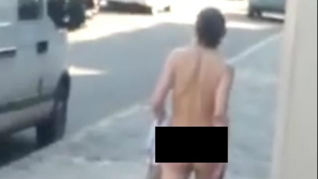 Чоловік голяка пройшовся центром Харкова (18+) Чоловік голяка пройшовся центром Харкова (18+)