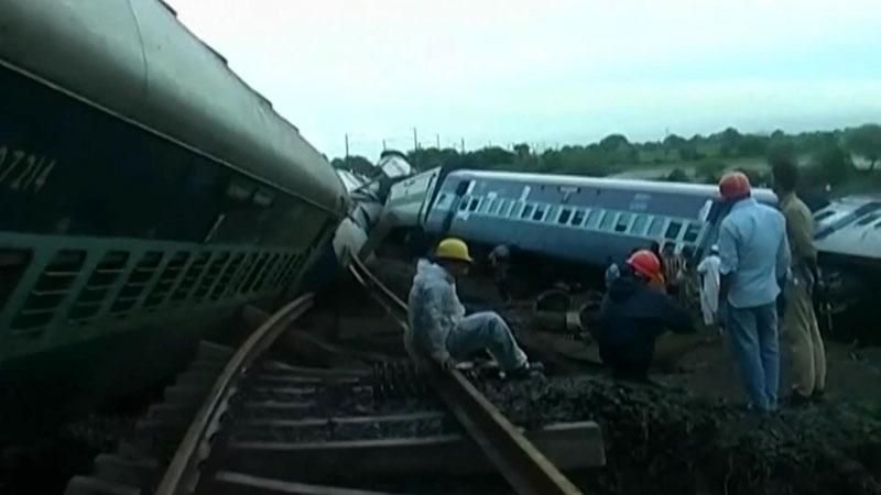 Два пассажирских поезда упали в реку в Индии, есть жертвы Два пассажирских поезда упали в реку в Индии, есть жертвы
