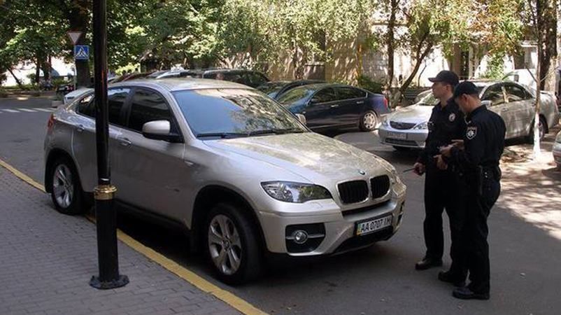 Полицейские выписали штраф прокурору под стенами ГПУ Полицейские выписали штраф прокурору под стенами ГПУ