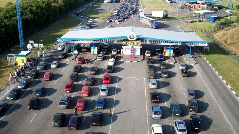 На західних митницях поменшає черг На західних митницях поменшає черг