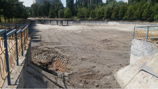 У Києві розчистили озерце, але залишили гори смердючого мулу 