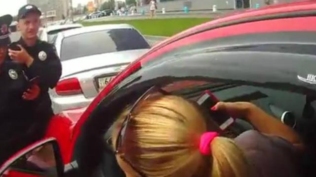 "У меня муж милиционер": новое видео с блондинкой, которая "катала" полицейских на капоте