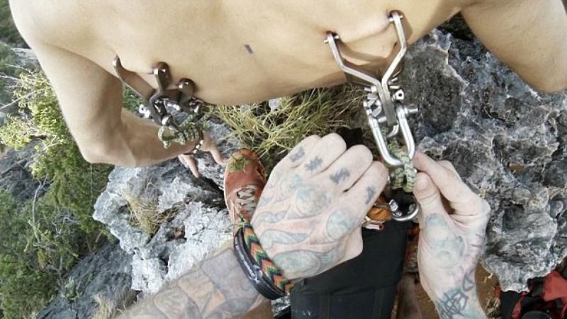 Экстрим на грани болезни: парень прикрепил парашют к коже и прыгнул Экстрим на грани болезни: парень прикрепил парашют к коже и прыгнул