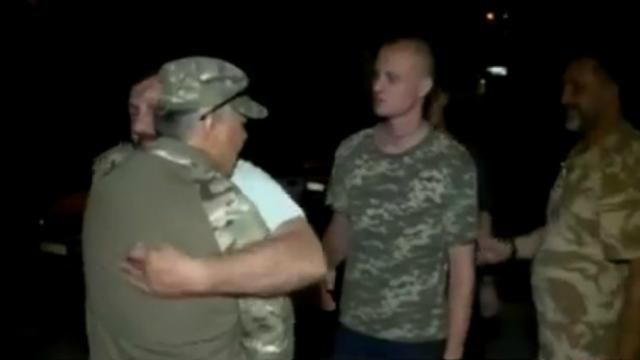 "З чого стріляють і скільки американців": звільнені військові розповіли про допити бойовиків "З чого стріляють і скільки американців": звільнені військові розповіли про допити бойовиків