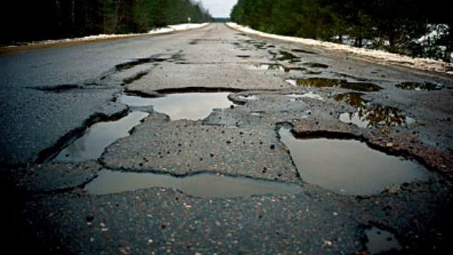 Знайшли тих, хто винний у жахливому стані доріг в Україні Знайшли тих, хто винний у жахливому стані доріг в Україні