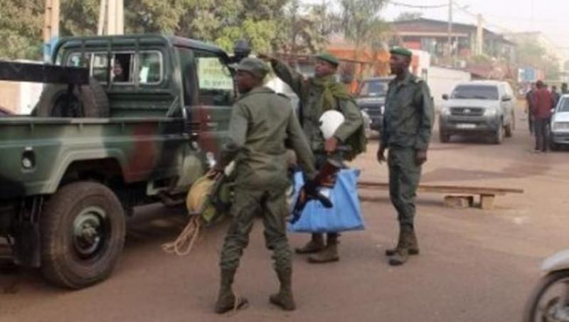 Украинцу удалось бежать из захваченного в Мали отеля,— источник Украинцу удалось бежать из захваченного в Мали отеля,— источник