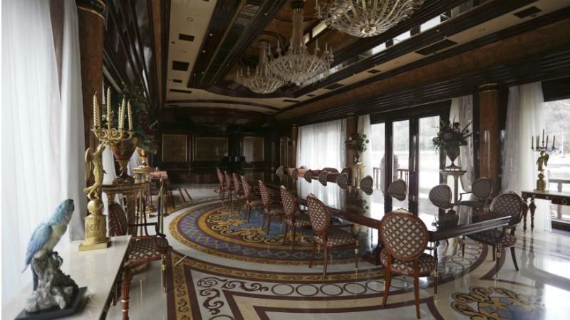 Суд арештував скарби Януковича з Межигір'я Суд арештував скарби Януковича з Межигір'я