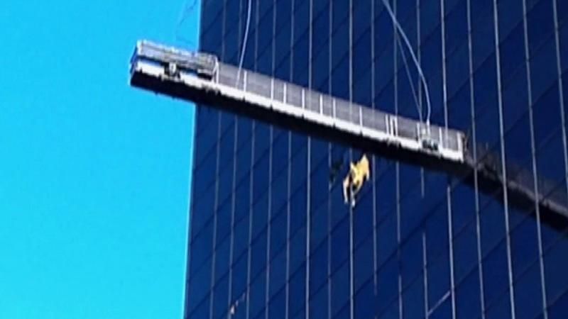 Мийники вікон дивом вижили після аварії на 120-метровій висоті