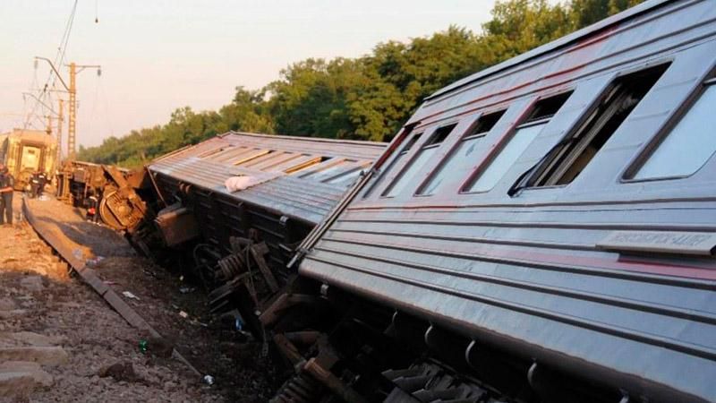 Пасажирський потяг зійшов з рейок у Росії Пасажирський потяг зійшов з рейок у Росії