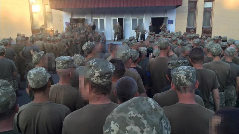 Фотофакт: солдаты выстаивают длинную очередь, чтобы поесть