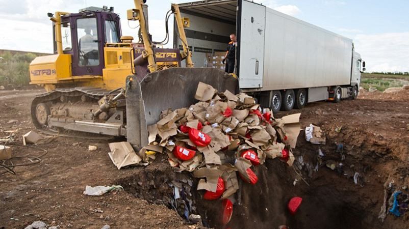 Російські чиновники не побачили охочих відкопувати заритий у землю сир