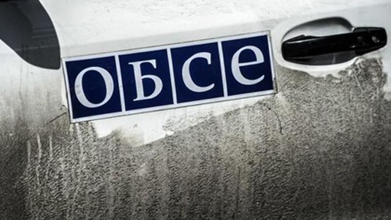 У Донецьку спалили 4 машини місії ОБСЄ У Донецьку спалили 4 машини місії ОБСЄ
