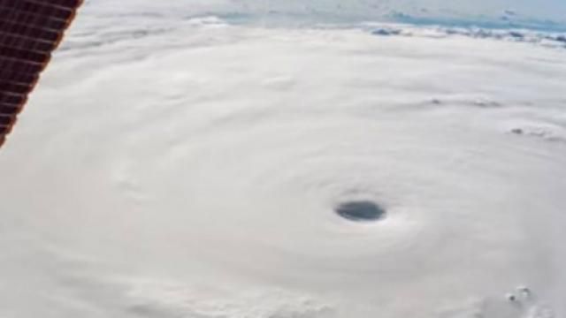 В NASA показали, как выглядит разрушительный тайфун из космоса
