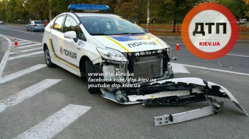 Патрульный автомобиль попал в странное ДТП