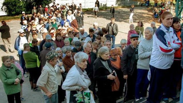 Померла жінка у черзі за водою на Луганщині 