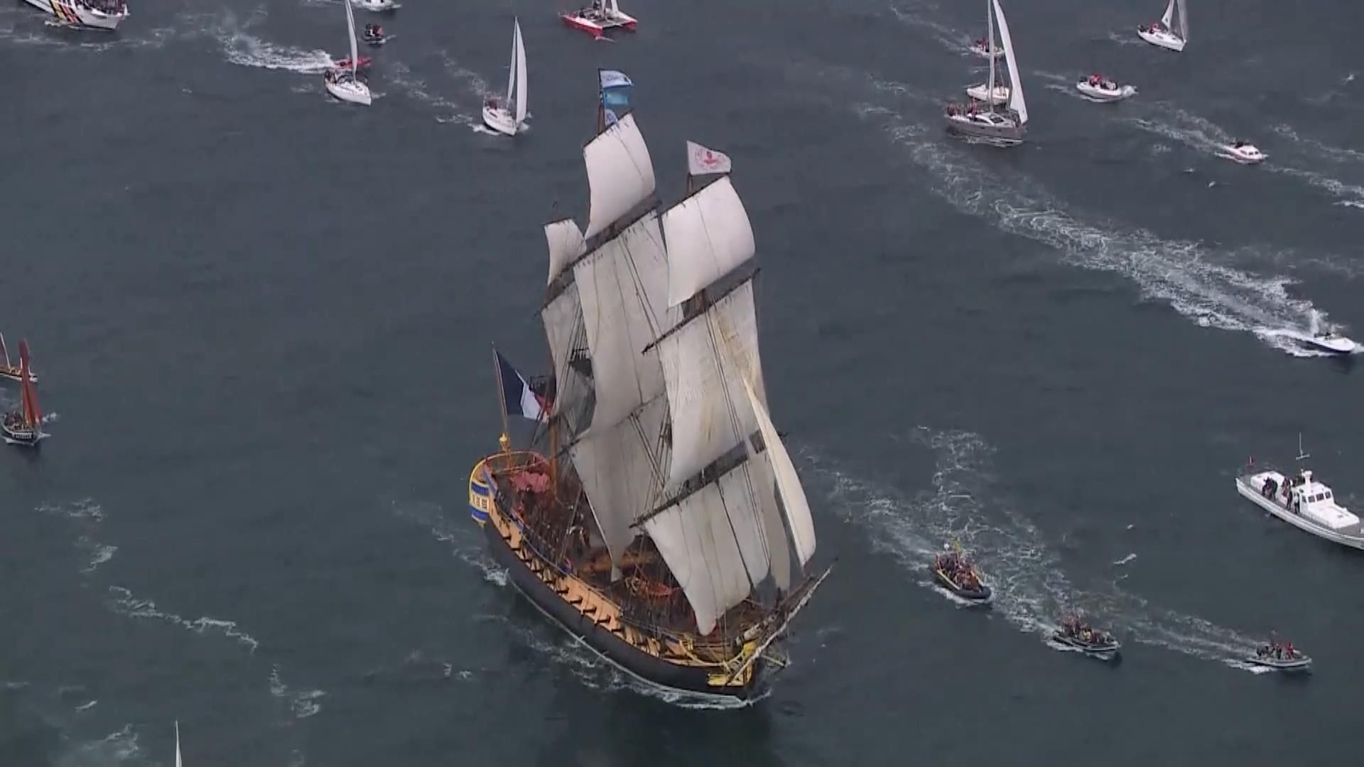 Старинный корабль на парусах пересек Атлантический океан Старинный корабль на парусах пересек Атлантический океан