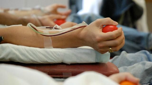 Терміново потрібна кров: донорів чекають у Київському військовому госпіталі