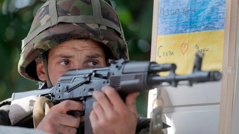 Українські силовики на пошкодженій техніці знищили групу бойовиків