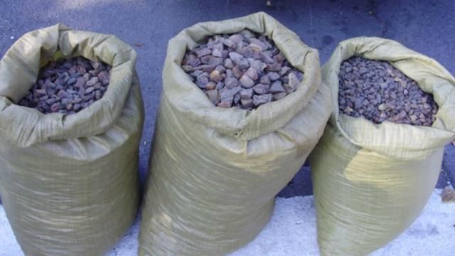 Словацькі митники затримали партію бурштину, яку українські "не помітили" Словацькі митники затримали партію бурштину, яку українські "не помітили"