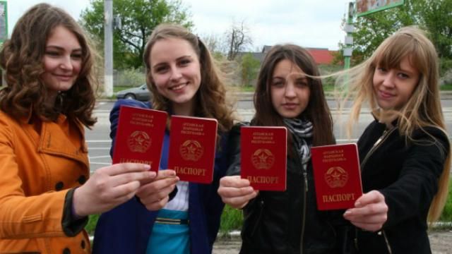 Террористы продолжают штамповать бумажки, которые называют "паспортами" Террористы продолжают штамповать бумажки, которые называют "паспортами"