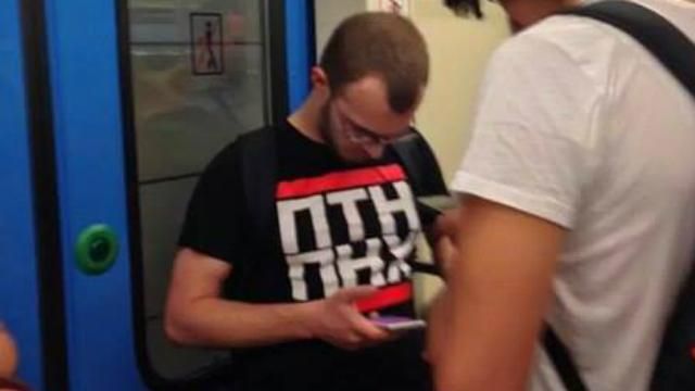 Отважный москвич не побоялся выйти в люди в футболке против Путина