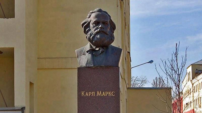 На фабрике Порошенко до сих пор стоит Карл Маркс