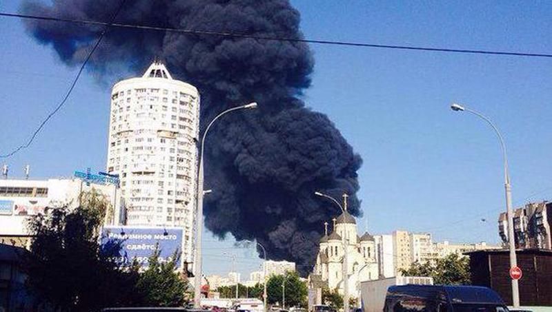 Над Москвой поднялся черный столб дыма: фото и видео пожара