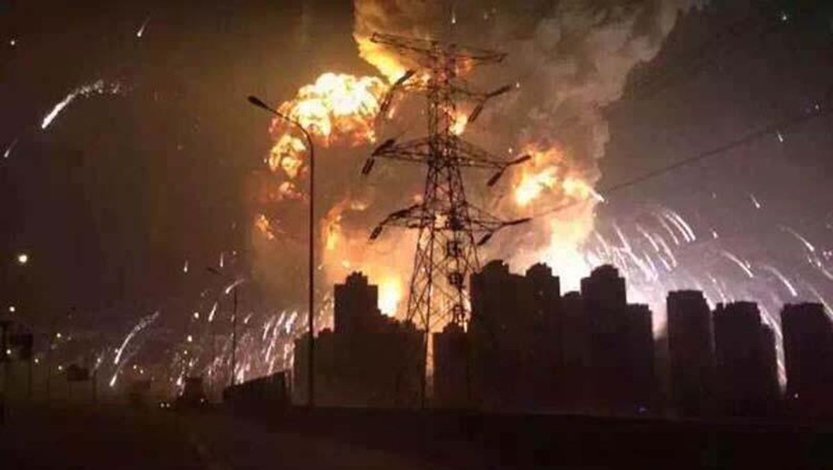 Мощный взрыв в Китае: огненные бомбы разлетаются по городу
