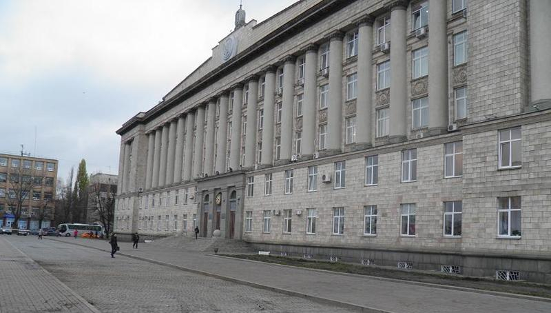 Декоммунизация в Черкассах добралась до одного из главных зданий