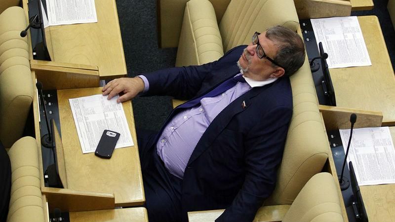 У будь-якій незрозумілій ситуації політик — спить У будь-якій незрозумілій ситуації політик — спить