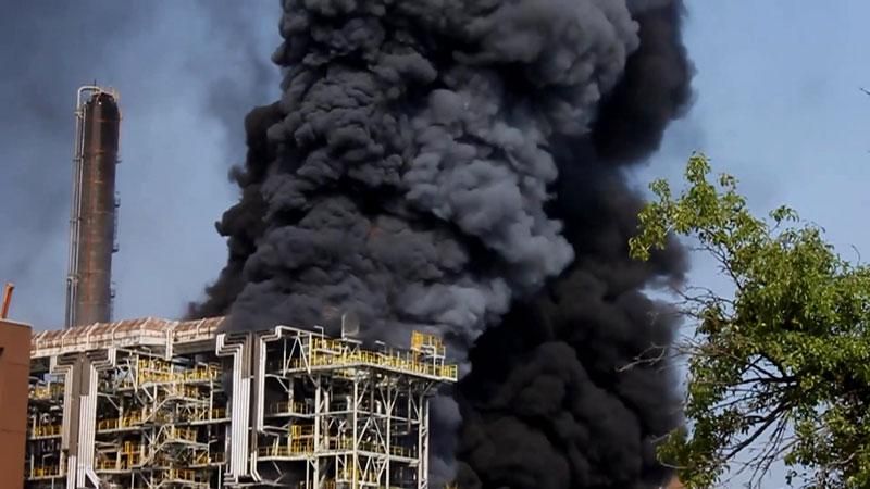 У Чехії після вибуху загорівся нафтопереробний завод