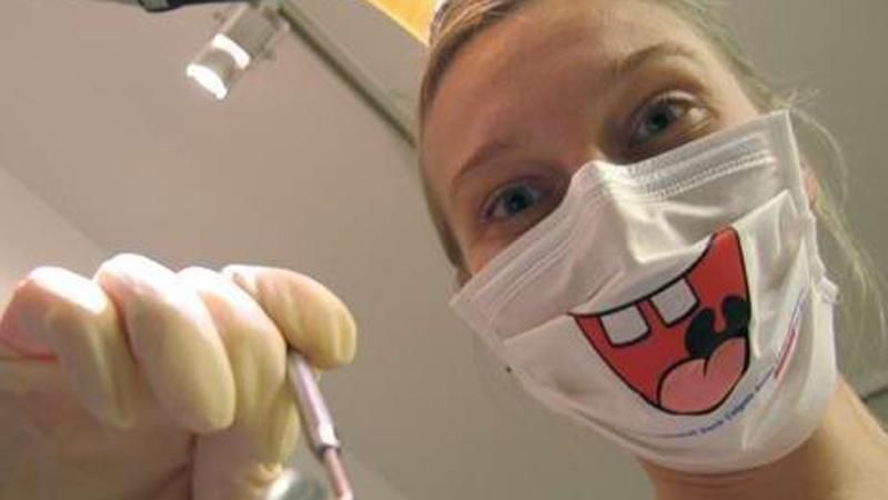 Дівчина-стоматолог вирвала колишньому усі зуби Дівчина-стоматолог вирвала колишньому усі зуби