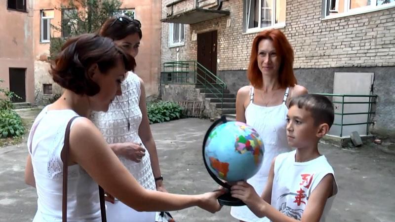 Волонтери збирають до школи дітей героїв АТО Волонтери збирають до школи дітей героїв АТО