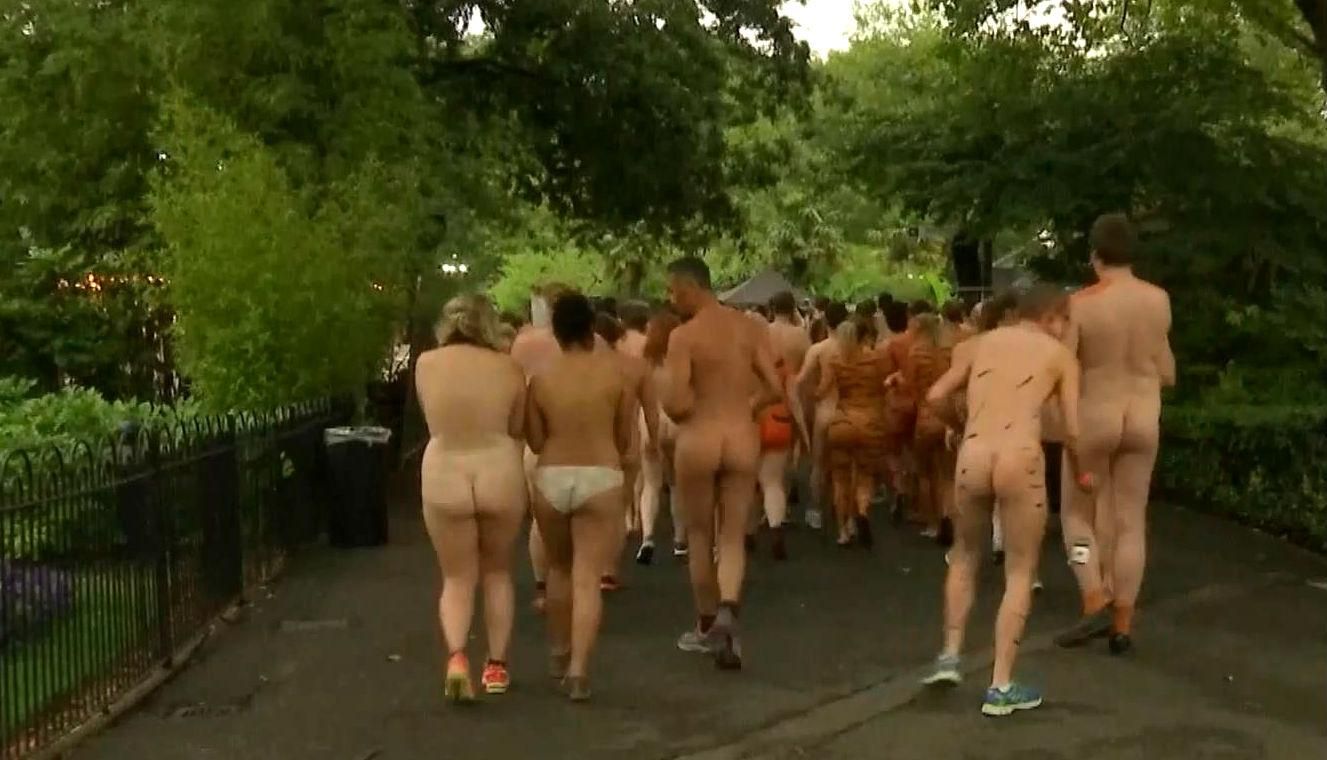 В Лондоне люди бегают голыми ради тигров