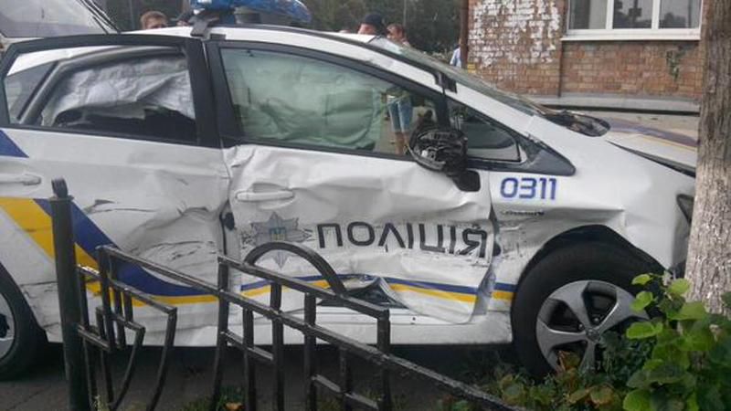 Авто поліцейських серйозно розбилось в аварії: є постраждалі