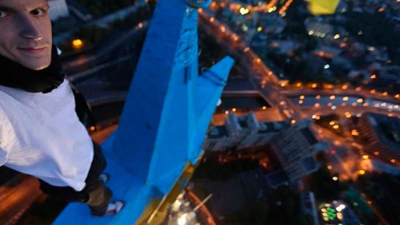 Руфер Мустанг показав відео з висотки Москви, щоб захистити затриманих