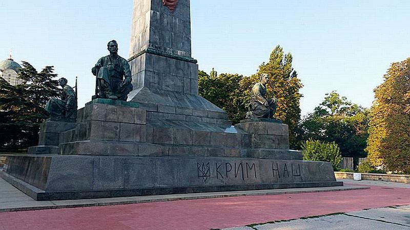 Фото дня: у севастопольского Ленина — проукраинские наклоны