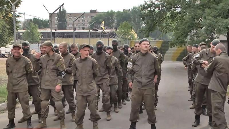 "Азов" провів змагання рекрутів до річниці Іловайської трагедії "Азов" провів змагання рекрутів до річниці Іловайської трагедії