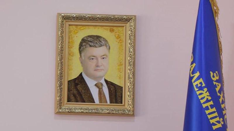 Главный милиционер Волыни завел себе янтарного Порошенко Главный милиционер Волыни завел себе янтарного Порошенко