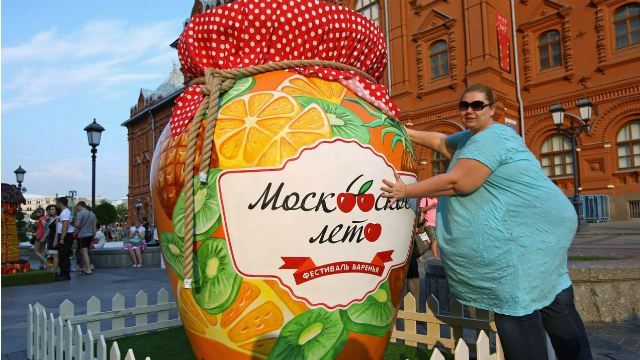 В Москве шикуют на фестивале варенья, а на палигонах уничтожают еду