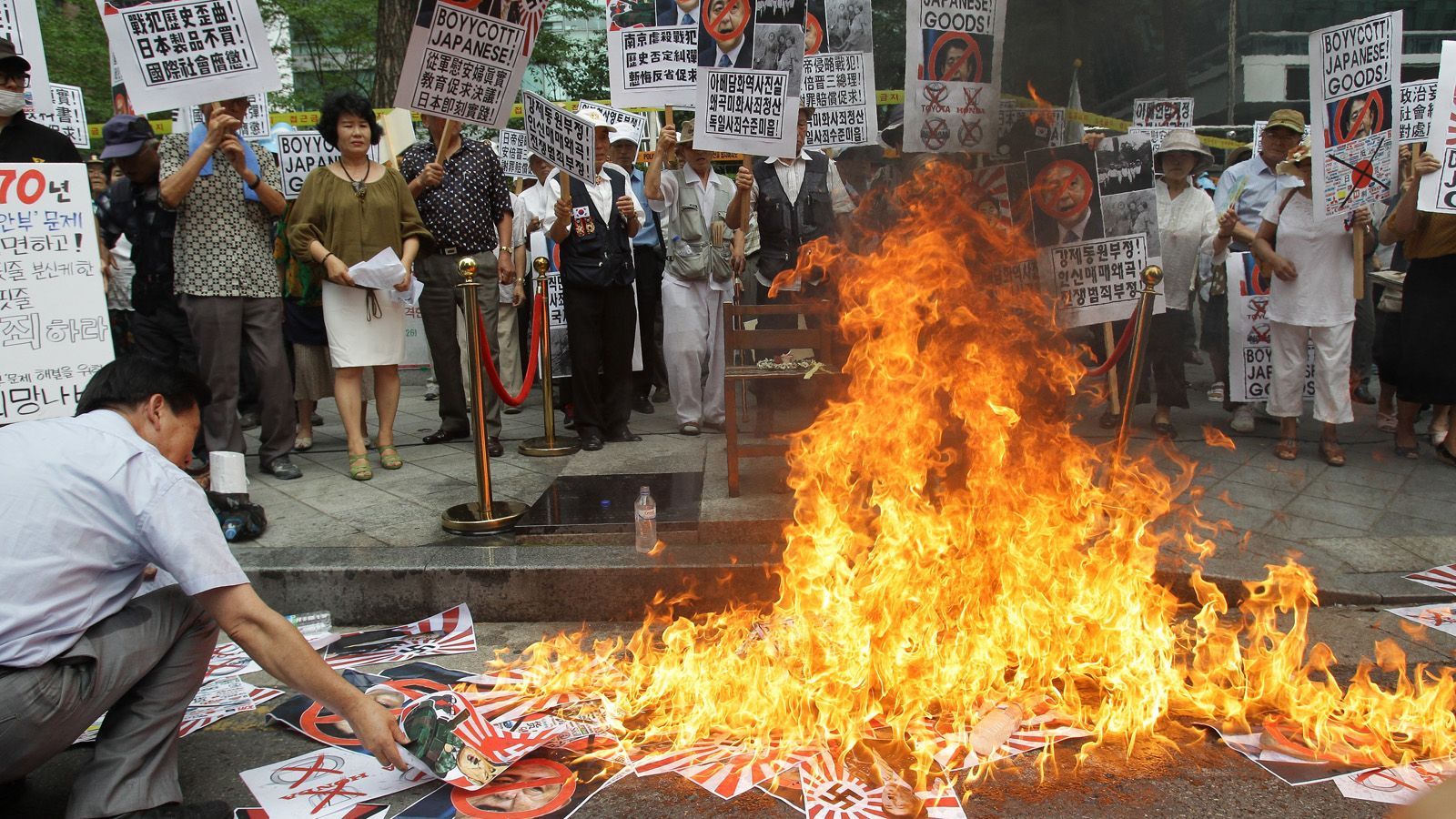 Обиженные корейцы поиздевались над портретами японского премьера Обиженные корейцы поиздевались над портретами японского премьера