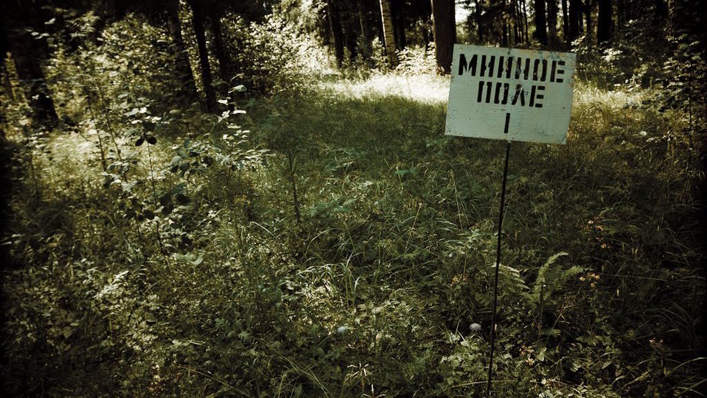 Люди протоптали тропу через минное поле с оккупированных территорий Люди протоптали тропу через минное поле с оккупированных территорий