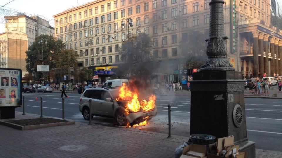 В центре Киева загорелся автомобиль американского посольства