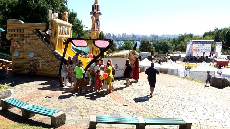 Городские дети впервые доили коров на празднике молока Городские дети впервые доили коров на празднике молока