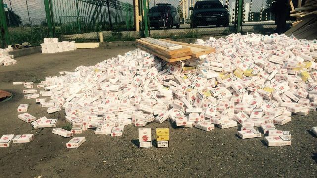 Рекордний "улов" закарпатських прикордонників: затримали вантажівку контрабандних сигарет Рекордний "улов" закарпатських прикордонників: затримали вантажівку контрабандних сигарет